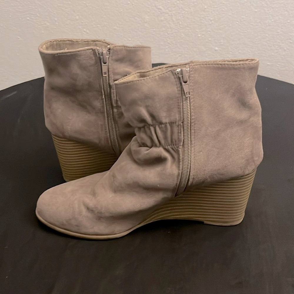 DOLCE VITA: Suede ankle boots in a tan shade.